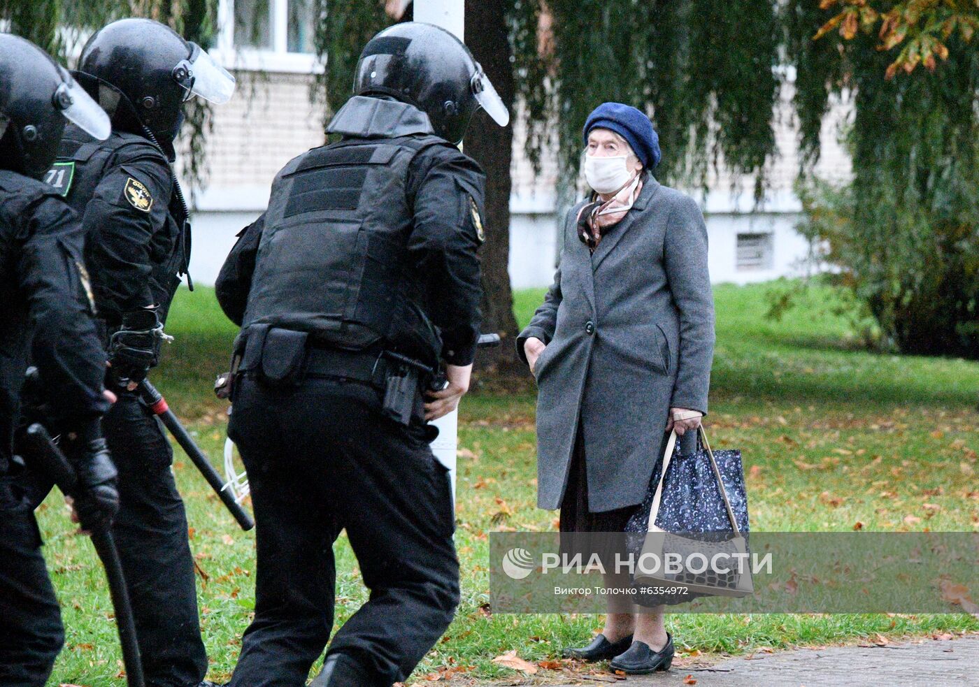 Сотрудники правоохранительных органов во время несанкционированной акции протеста оппозиции в Минске. Место: Белоруссия, Минск. Автор: Виктор Толочко/Sputnik/РИА Новости. Несанкционированная акция протеста оппозиции в Минске