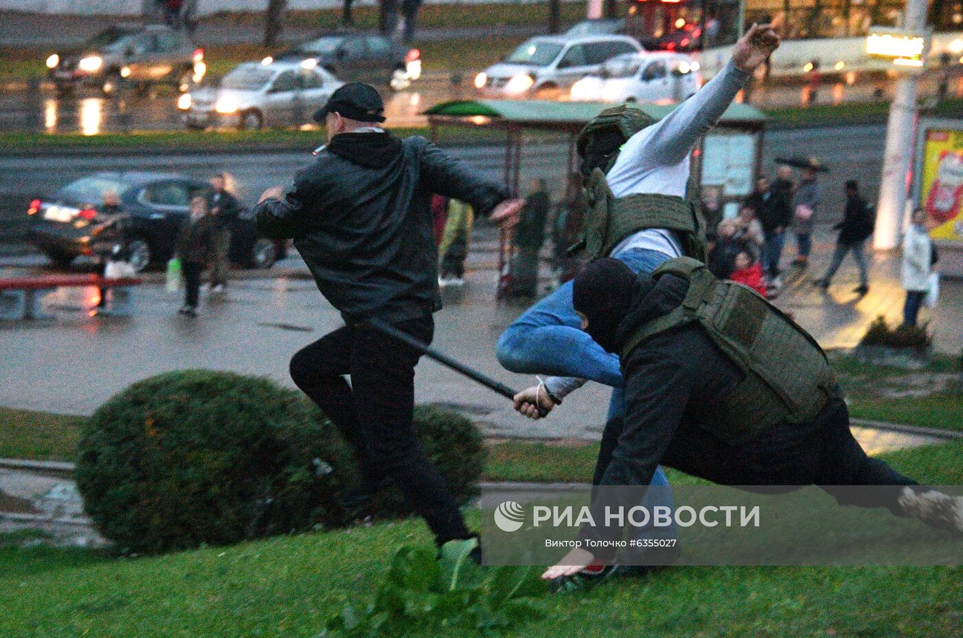 Сотрудники правоохранительных органов задерживают участника несанкционированной акции протеста оппозиции в Минске. Место: Белоруссия, Минск. Автор: Виктор Толочко/Sputnik/РИА Новости. Несанкционированная акция протеста оппозиции в Минске