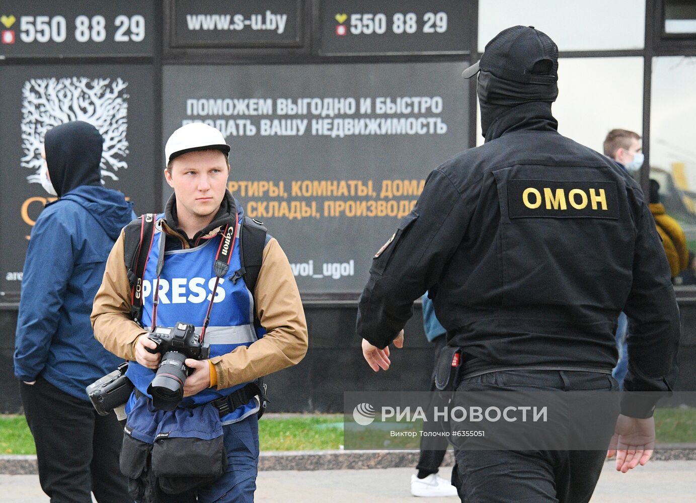 Сотрудник правоохранительных органов и журналист во время несанкционированной акции протеста оппозиции в Минске. Место: Белоруссия, Минск. Автор: Виктор Толочко/Sputnik/РИА Новости. Несанкционированная акция протеста оппозиции в Минске
