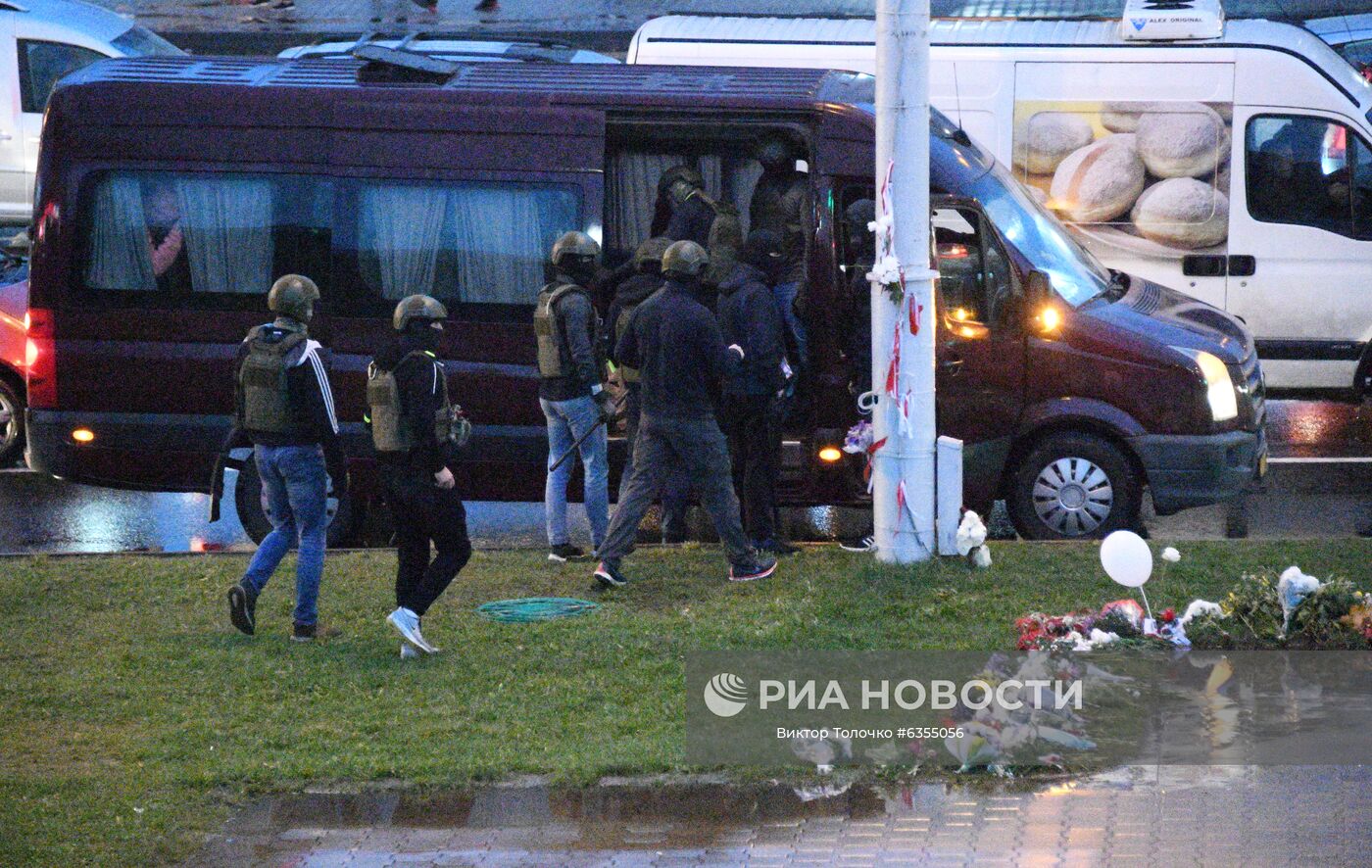 Сотрудники правоохранительных органов во время несанкционированной акции протеста оппозиции в Минске. Место: Белоруссия, Минск. Автор: Виктор Толочко/Sputnik/РИА Новости. Несанкционированная акция протеста оппозиции в Минске