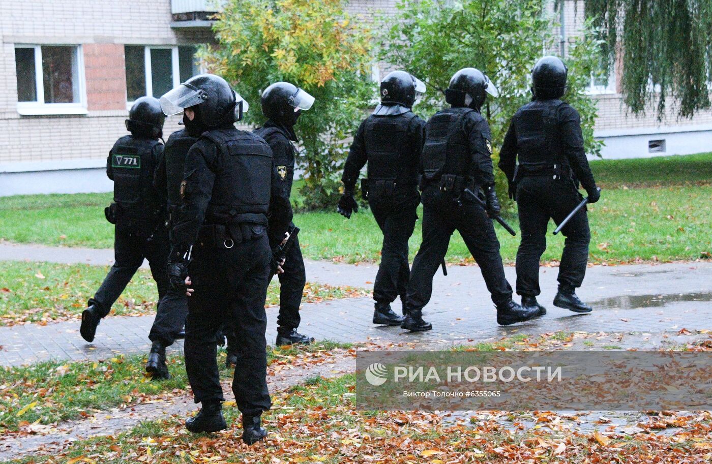Сотрудники правоохранительных органов во время несанкционированной акции протеста оппозиции в Минске. Место: Белоруссия, Минск. Автор: Виктор Толочко/Sputnik/РИА Новости. Несанкционированная акция протеста оппозиции в Минске