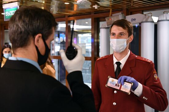 Проверка масочного режима в ТЦ "Охотный ряд"