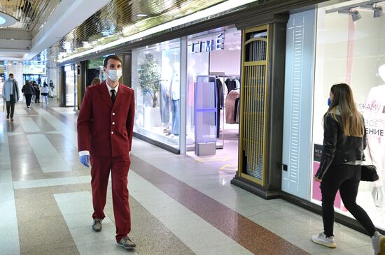 Проверка масочного режима в ТЦ "Охотный ряд"