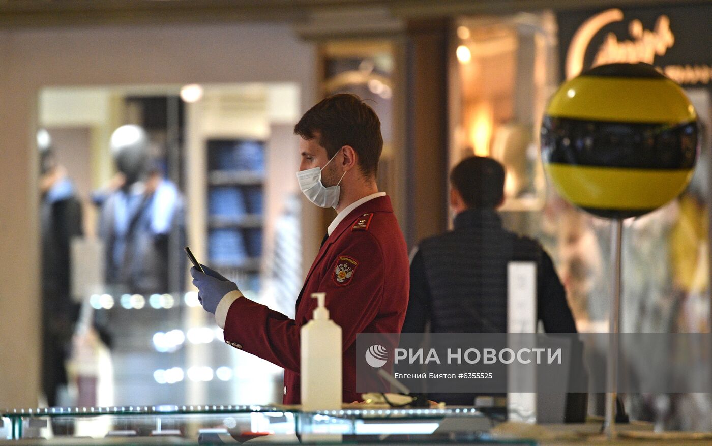 Проверка масочного режима в ТЦ "Охотный ряд"