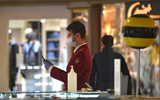 Проверка масочного режима в ТЦ "Охотный ряд"