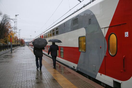 Пассажирское движение по новому ж/д мосту под Мурманском открыл двухэтажный поезд