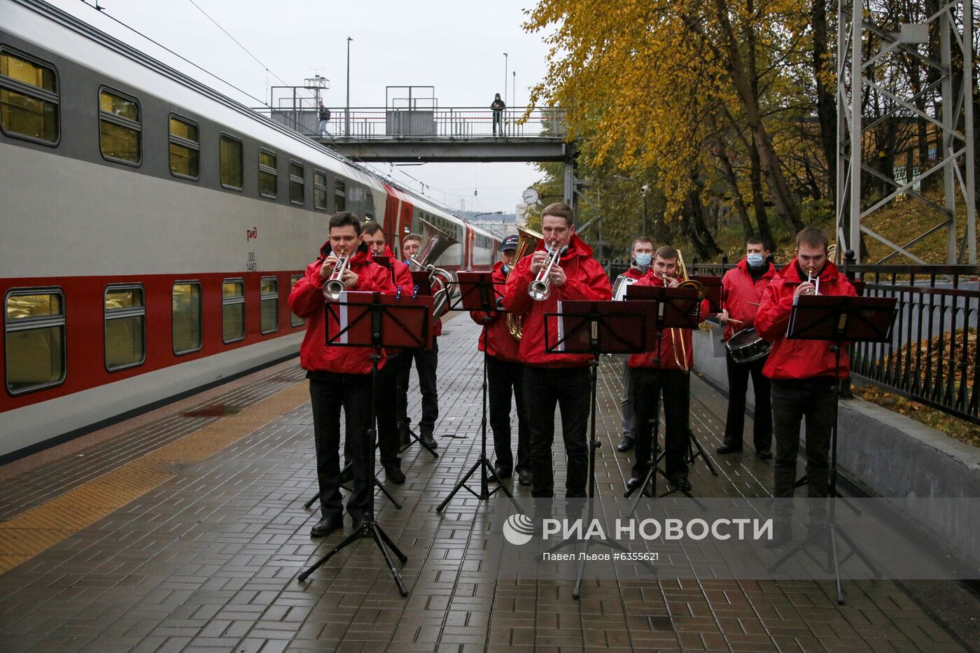 Пассажирское движение по новому ж/д мосту под Мурманском открыл двухэтажный поезд