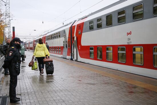 Пассажирское движение по новому ж/д мосту под Мурманском открыл двухэтажный поезд