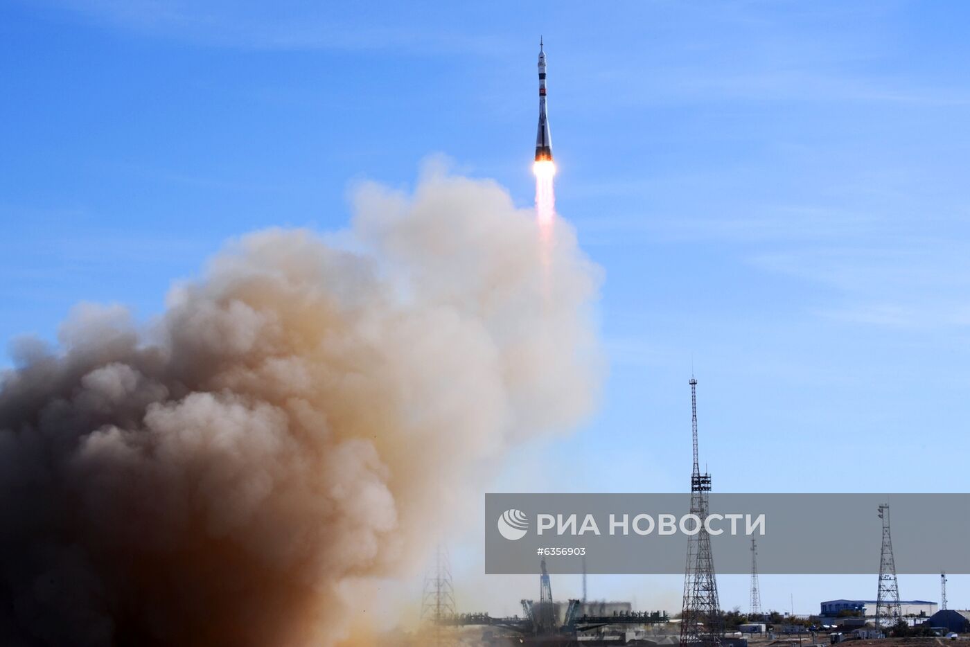 Запуск РН "Союз-2-1а" с кораблем "Союз МС-17" с космодрома Байконур 
