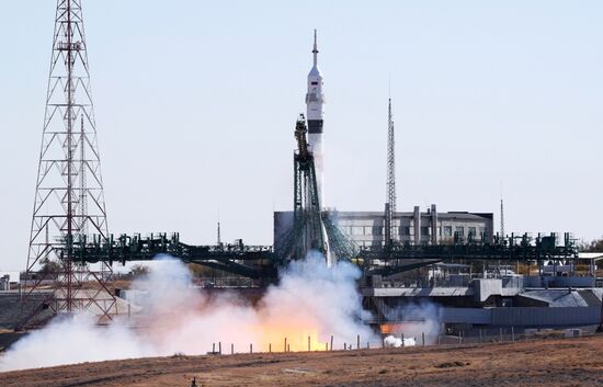 Запуск РН "Союз-2-1а" с кораблем "Союз МС-17" с космодрома Байконур 