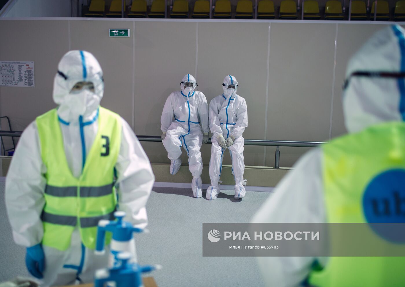 Медицинские работники во временном госпитале для пациентов с COVID-19 в ледовом дворце "Крылатское", закрепленном за городской клинической больницей No 67 имени Л.А. Ворохобова. Место: Россия, Москва. Автор: Илья Питалев/РИА Новости. Госпиталь COVID-19 в ледовом комплексе "Крылатское"
