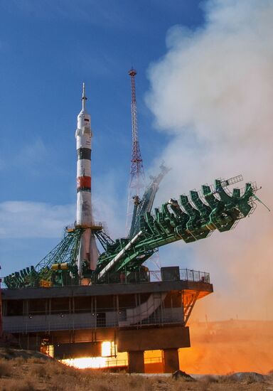 Запуск РН "Союз-2-1а" с кораблем "Союз МС-17" с космодрома Байконур 