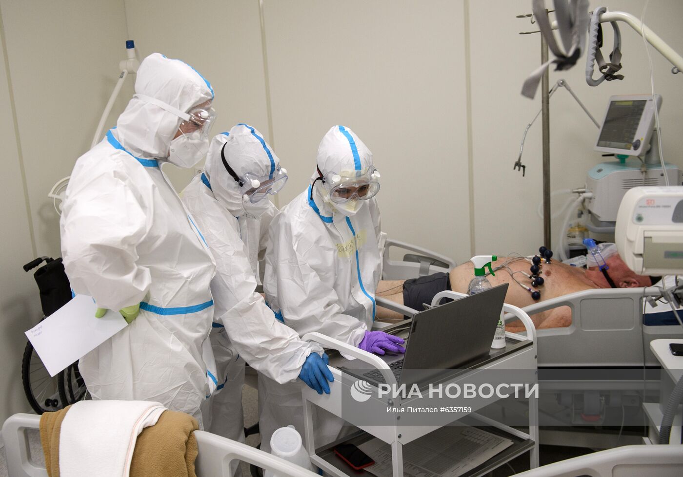 Медицинские работники во временном госпитале для пациентов с COVID-19 в ледовом дворце "Крылатское", закрепленном за городской клинической больницей No 67 имени Л.А. Ворохобова. Место: Россия, Москва. Автор: Илья Питалев/РИА Новости. Госпиталь COVID-19 в ледовом комплексе "Крылатское"