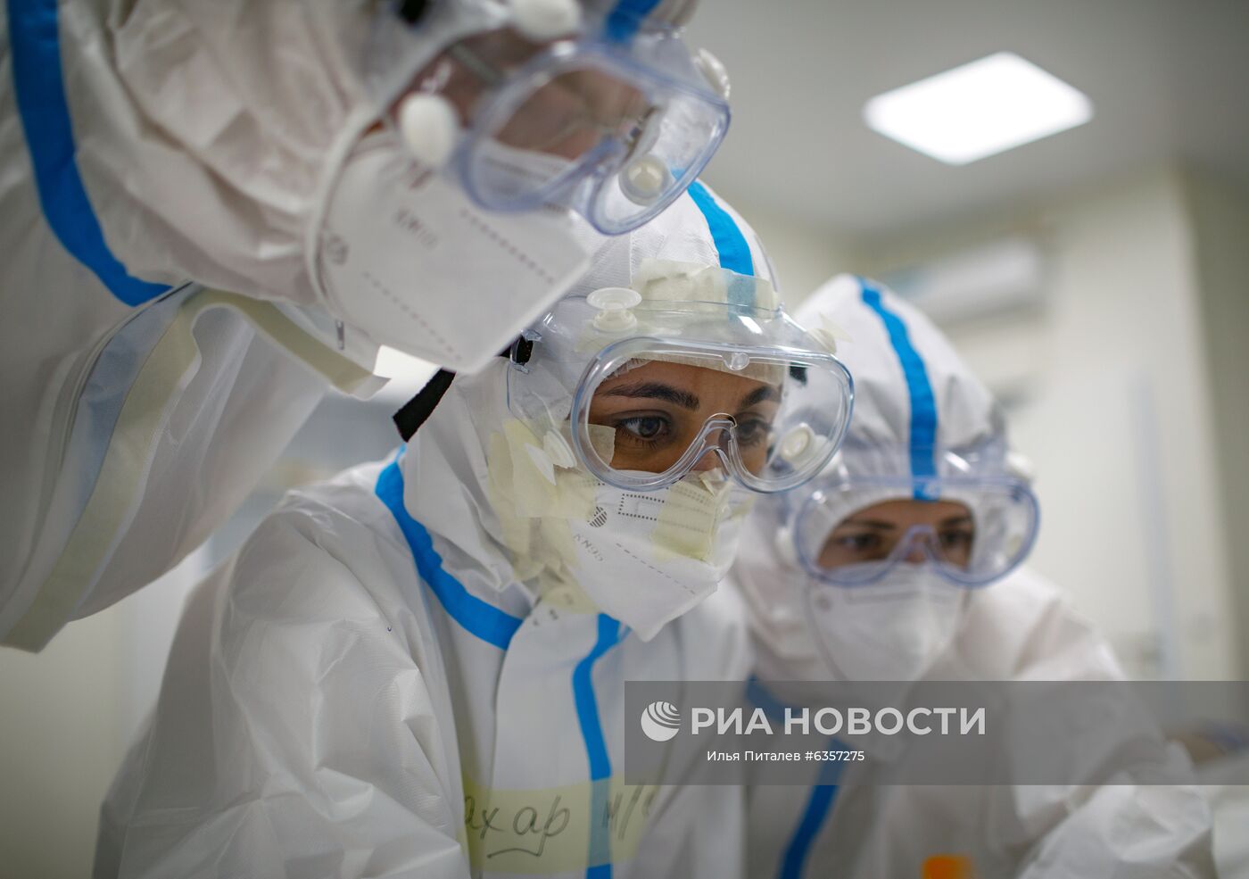 Медицинские работники во временном госпитале для пациентов с COVID-19 в ледовом дворце "Крылатское", закрепленном за городской клинической больницей No 67 имени Л.А. Ворохобова. Место: Россия, Москва. Автор: Илья Питалев/РИА Новости. Госпиталь COVID-19 в ледовом комплексе "Крылатское"
