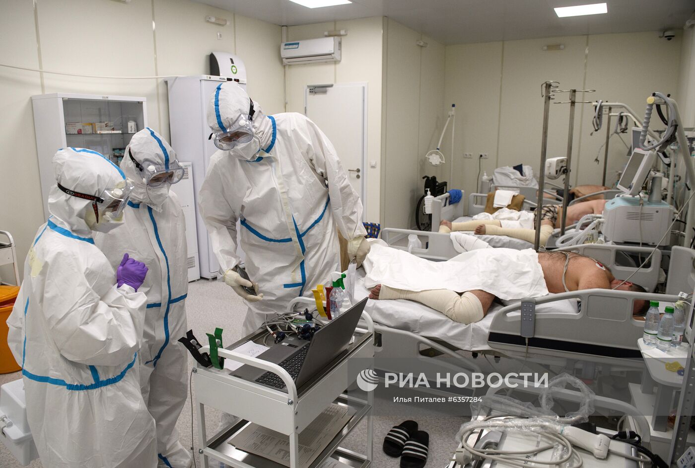 Медицинские работники и пациенты во временном госпитале для пациентов с COVID-19 в ледовом дворце "Крылатское", закрепленном за городской клинической больницей No 67 имени Л.А. Ворохобова. Место: Россия, Москва. Автор: Илья Питалев/РИА Новости. Госпиталь COVID-19 в ледовом комплексе "Крылатское"