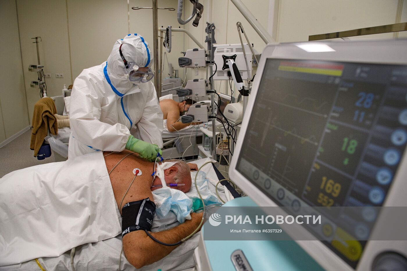 Медицинский работник и пациенты во временном госпитале для пациентов с COVID-19 в ледовом дворце "Крылатское", закрепленном за городской клинической больницей No 67 имени Л.А. Ворохобова. Место: Россия, Москва. Автор: Илья Питалев/РИА Новости. Госпиталь COVID-19 в ледовом комплексе "Крылатское"