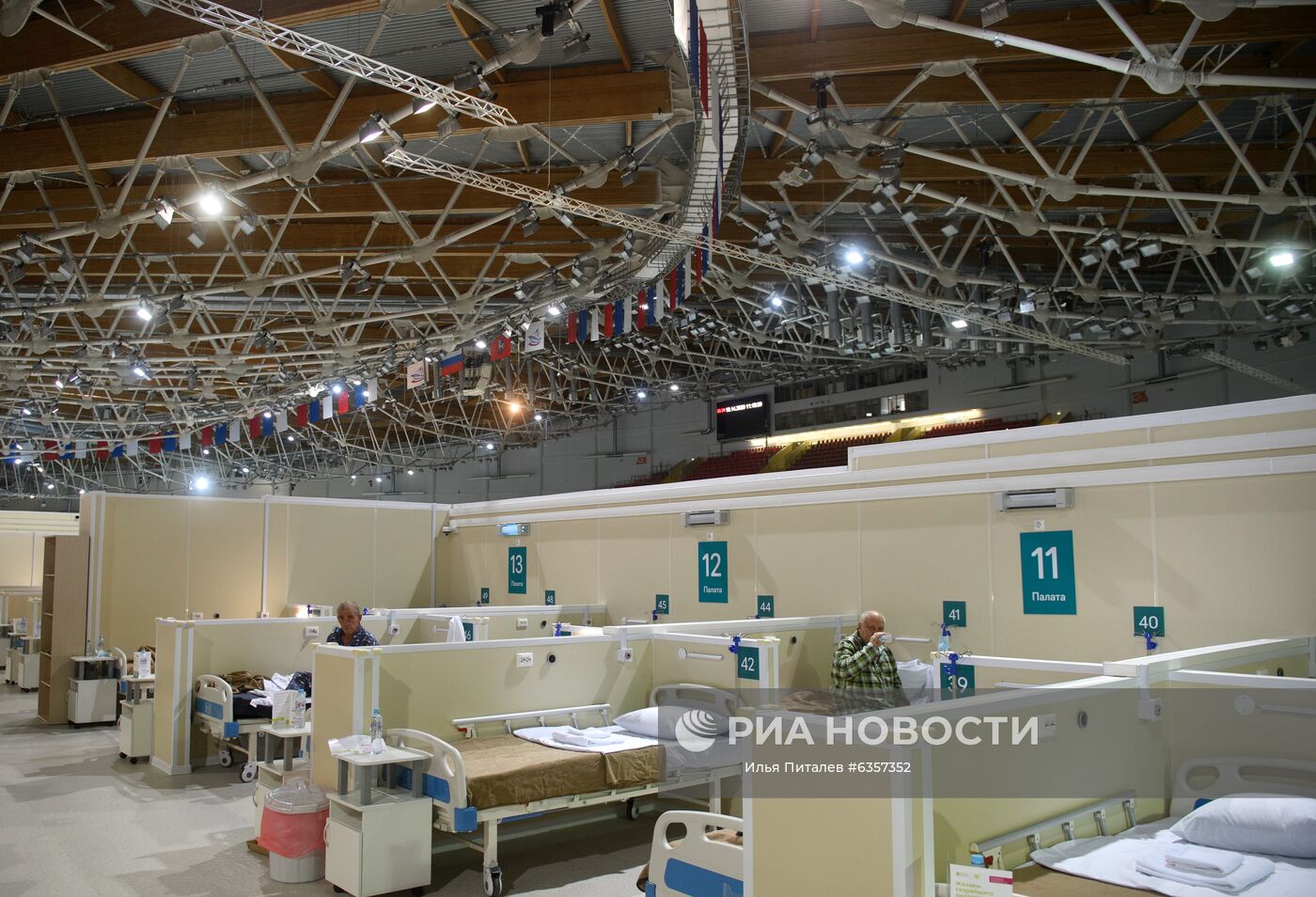 Пациенты во временном госпитале для пациентов с COVID-19 в ледовом дворце "Крылатское", закрепленном за городской клинической больницей No 67 имени Л.А. Ворохобова. Место: Россия, Москва. Автор: Илья Питалев/РИА Новости. Госпиталь COVID-19 в ледовом комплексе "Крылатское"