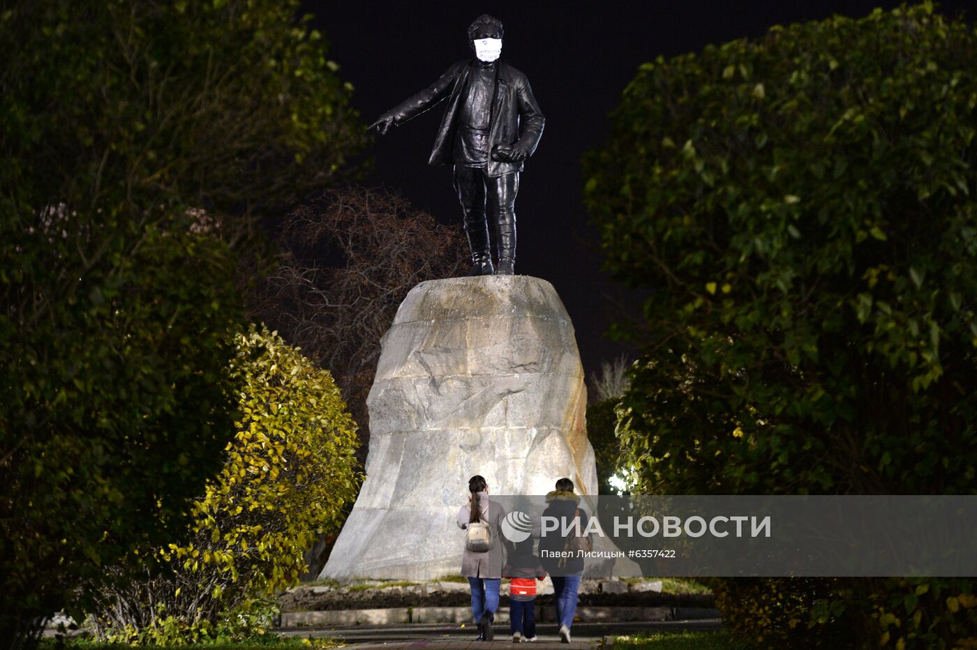 В Екатеринбурге на памятники надели маски