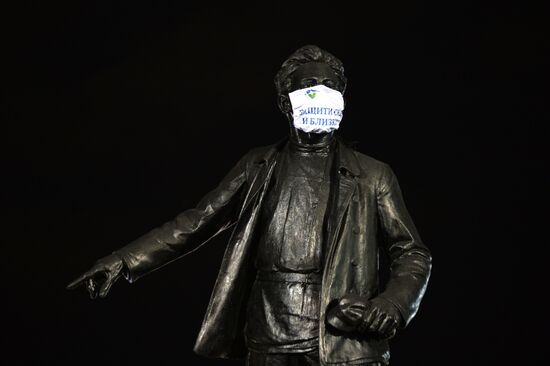 В Екатеринбурге на памятники надели маски