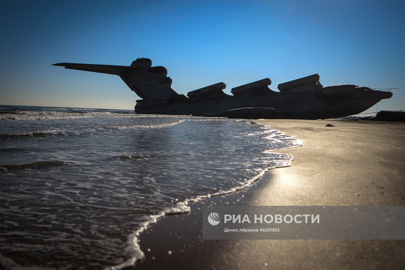 Отечественный экраноплан "Лунь" на побережье Каспийского моря