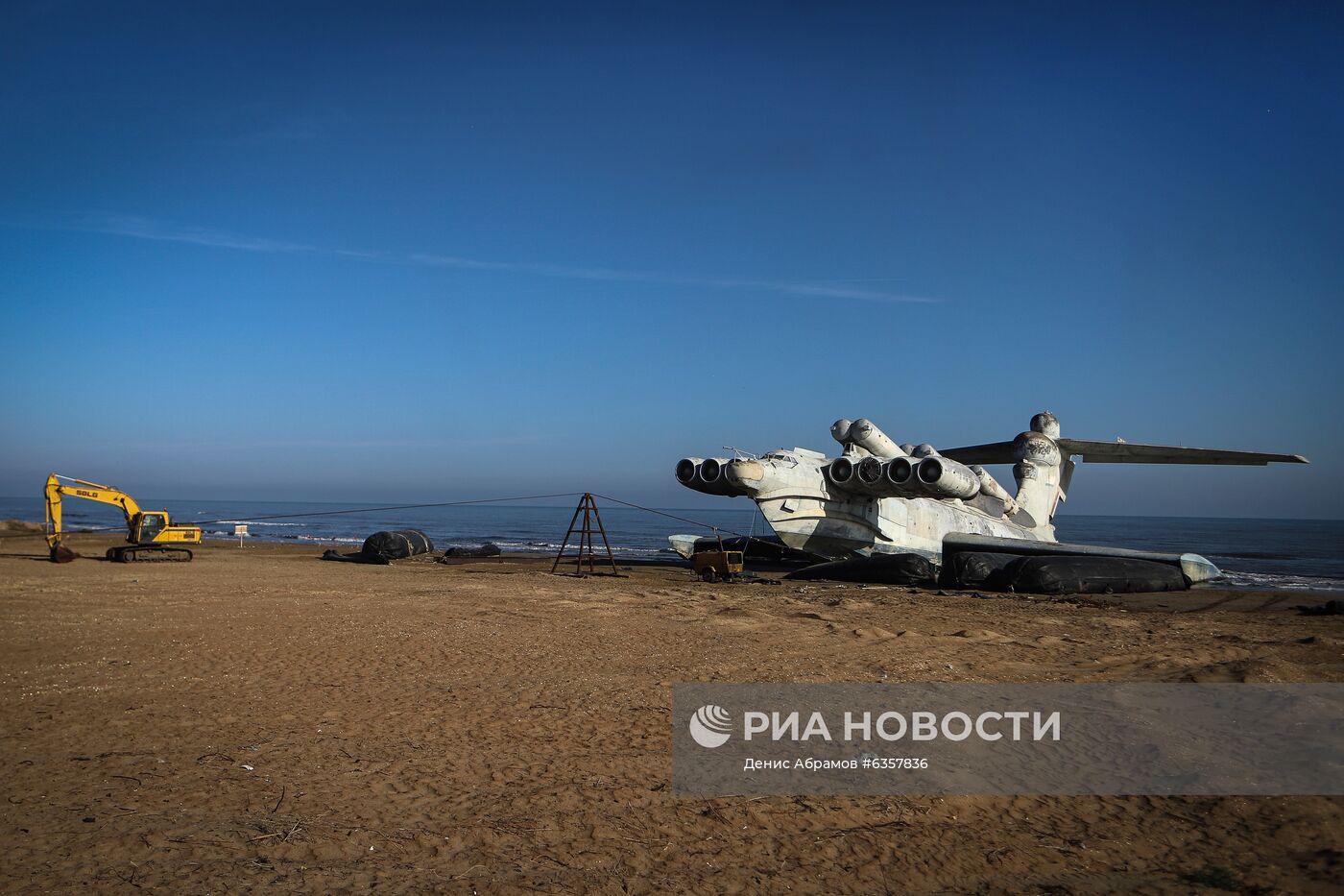 Отечественный экраноплан "Лунь" на побережье Каспийского моря 