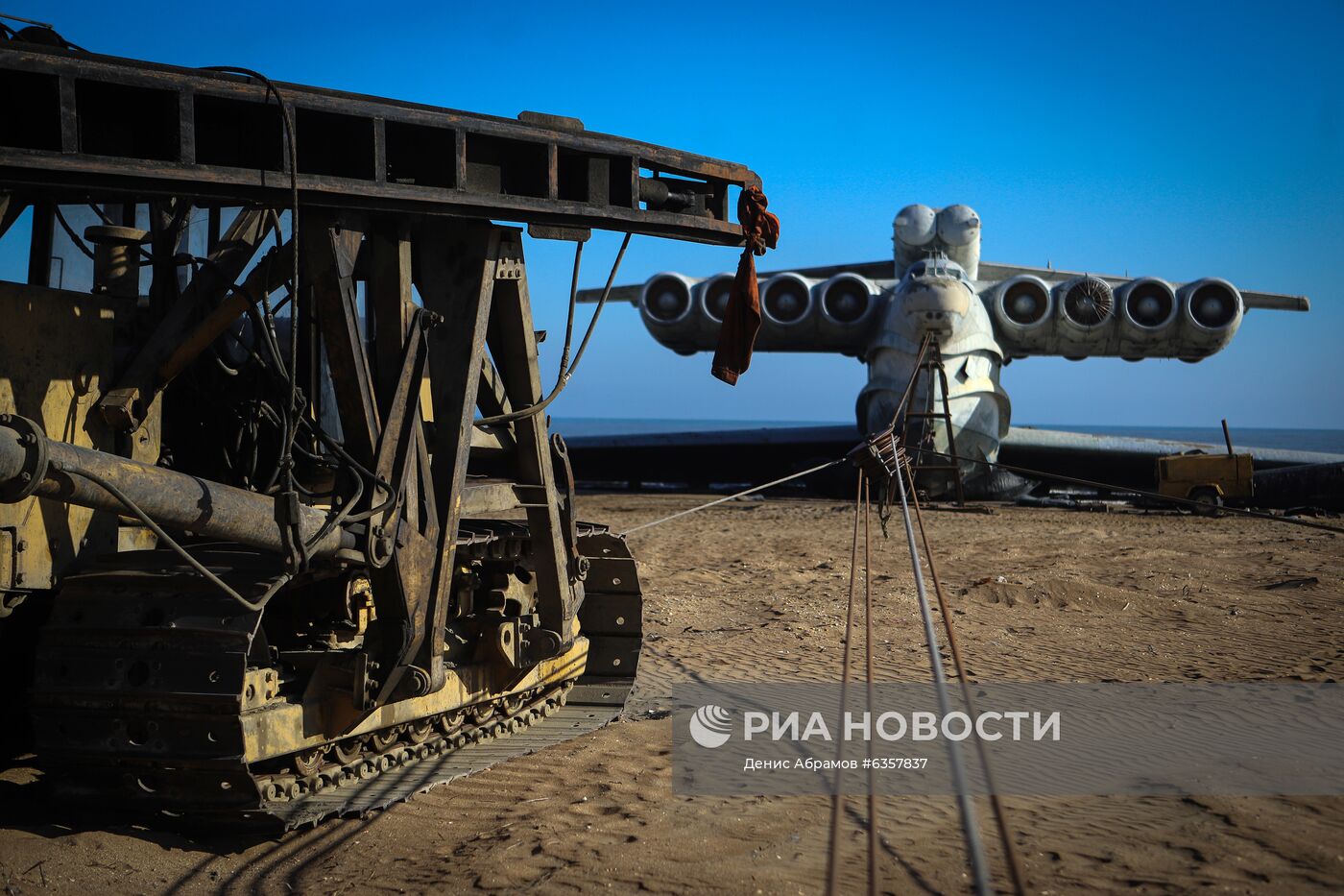 Отечественный экраноплан "Лунь" на побережье Каспийского моря