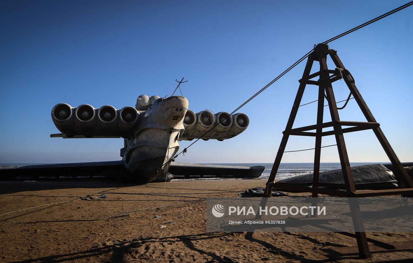 Отечественный экраноплан "Лунь" на побережье Каспийского моря