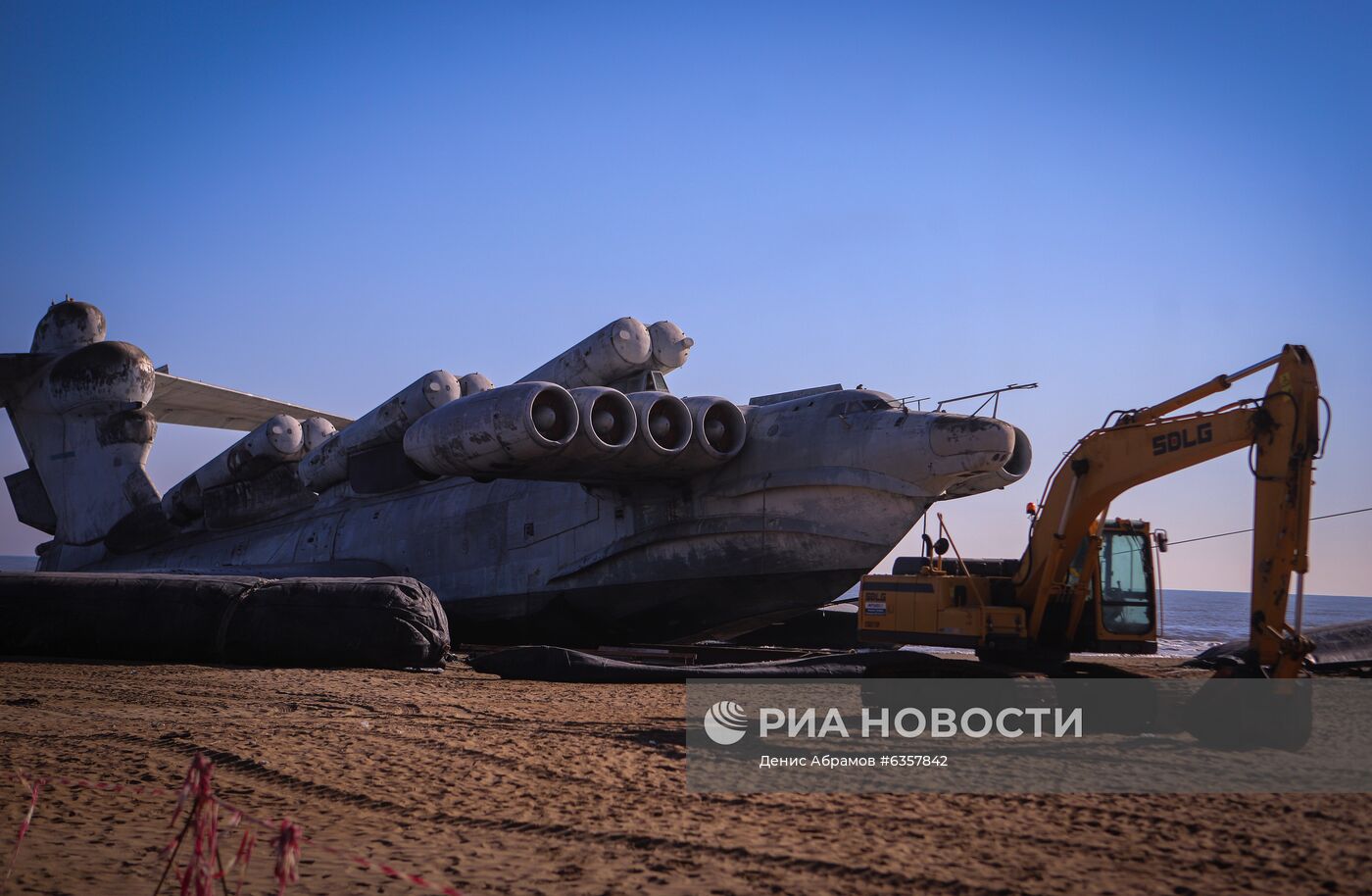 Отечественный экраноплан "Лунь" на побережье Каспийского моря
