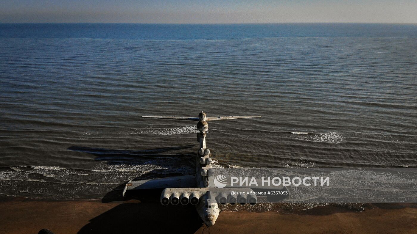 Отечественный экраноплан "Лунь" на побережье Каспийского моря 