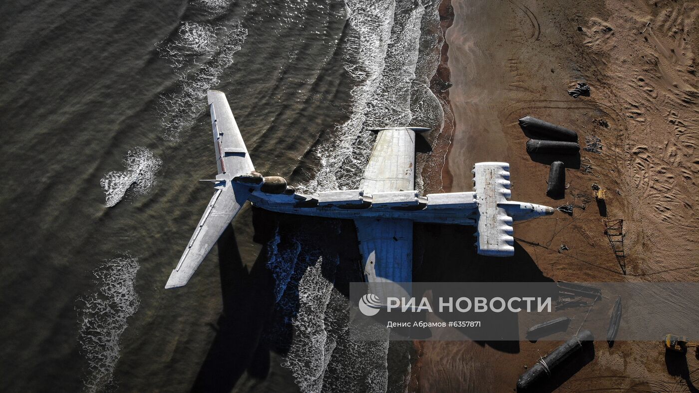 Отечественный экраноплан "Лунь" на побережье Каспийского моря