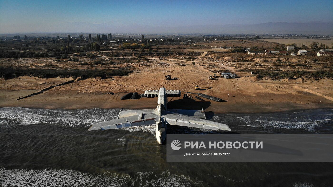 Отечественный экраноплан "Лунь" на побережье Каспийского моря 
