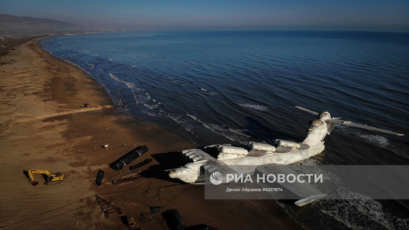 Отечественный экраноплан "Лунь" на побережье Каспийского моря 