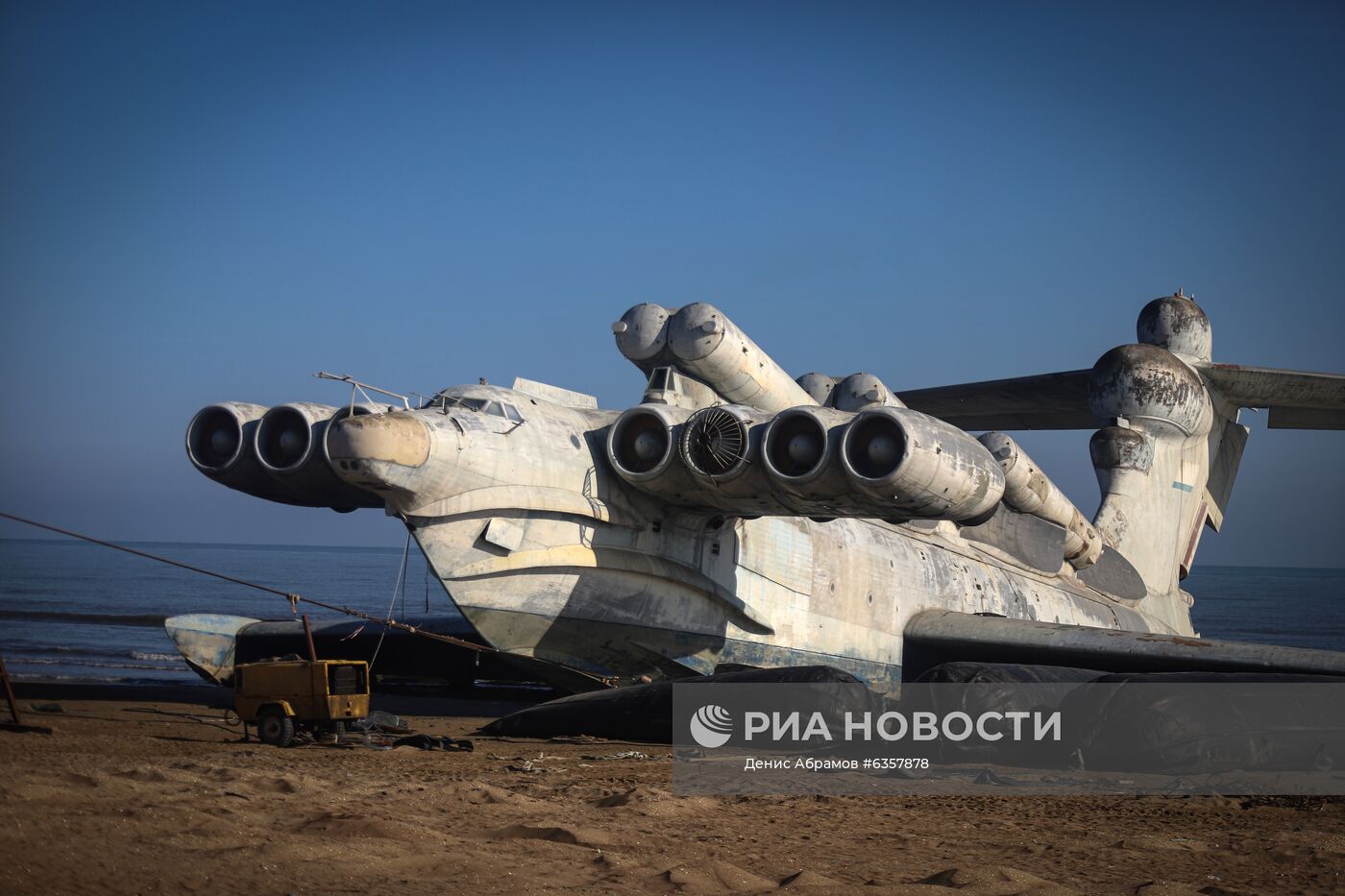 Отечественный экраноплан "Лунь" на побережье Каспийского моря 