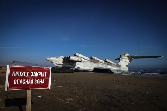 Отечественный экраноплан "Лунь" на побережье Каспийского моря 