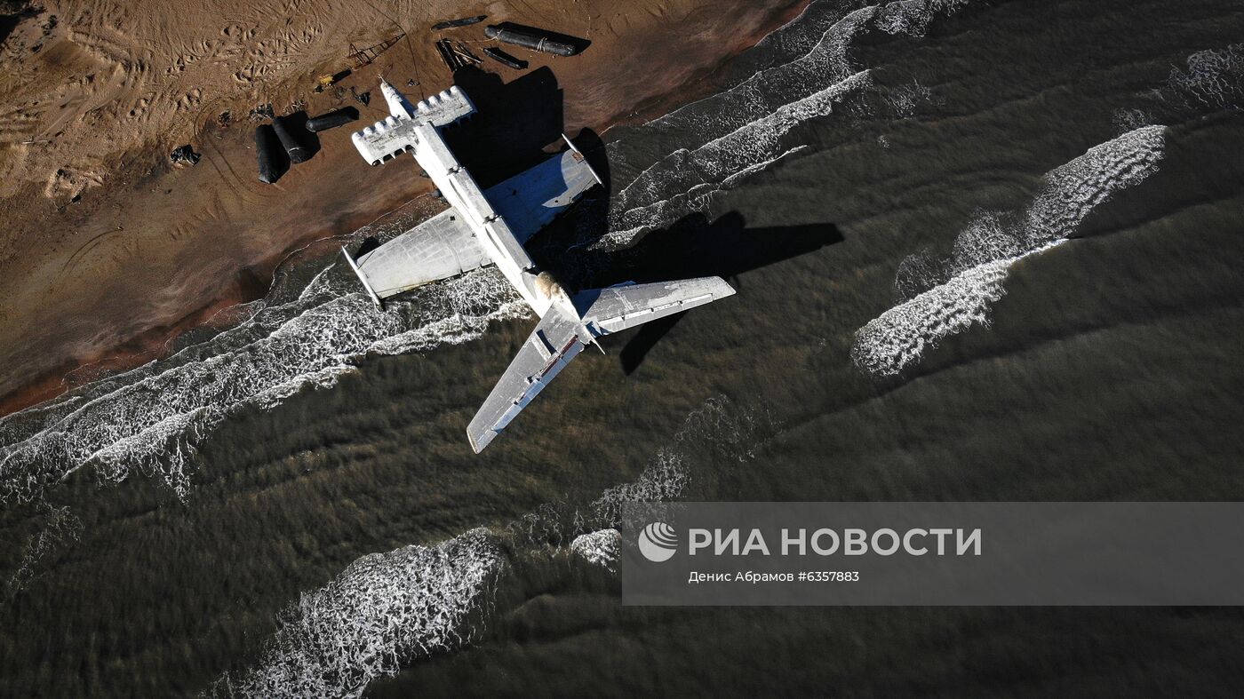 Отечественный экраноплан "Лунь" на побережье Каспийского моря 