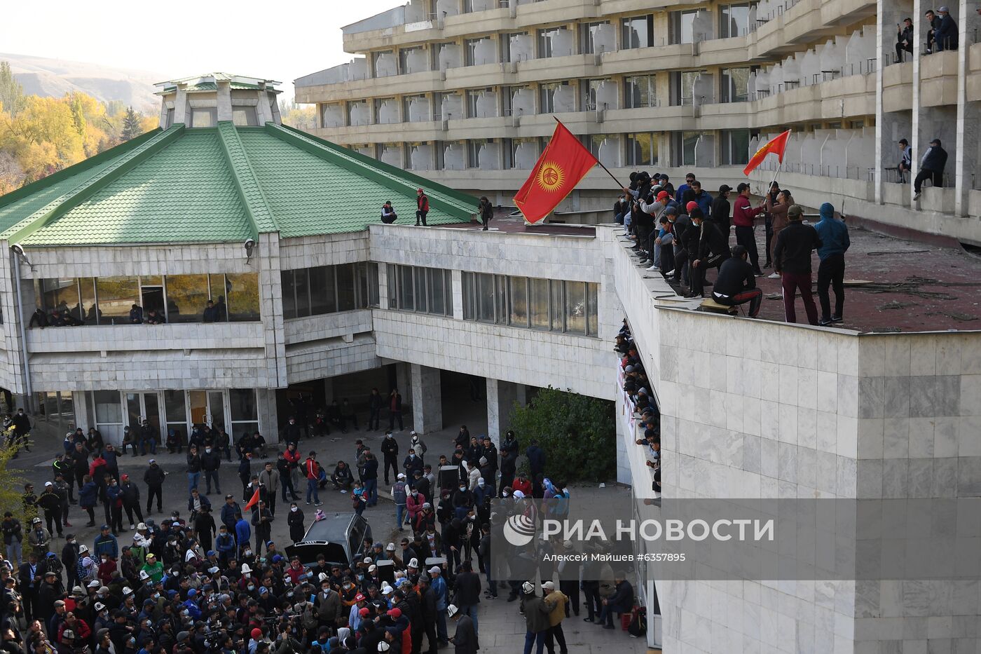 Президент Киргизии С. Жээнбеков объявил об уходе в отставку