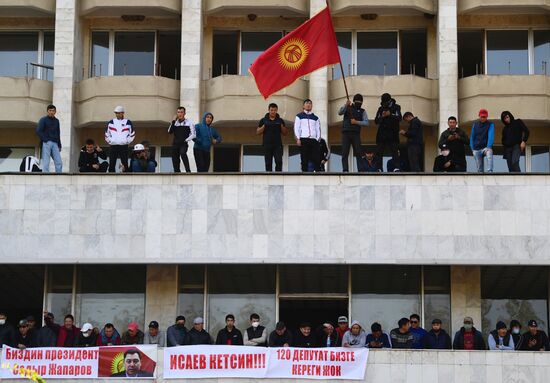 Президент Киргизии С. Жээнбеков объявил об уходе в отставку