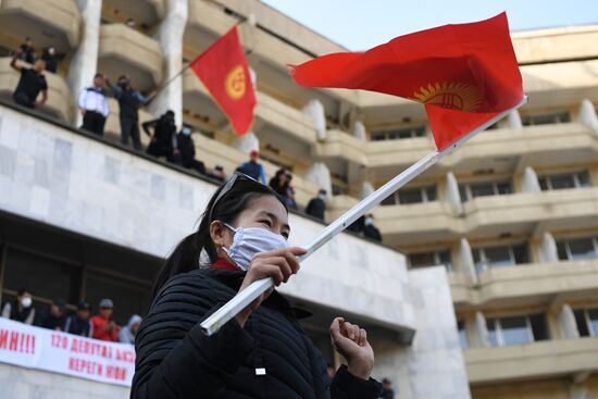 Президент Киргизии С. Жээнбеков объявил об уходе в отставку