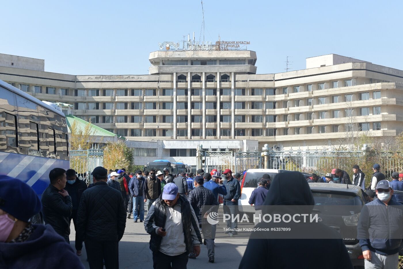 Президент Киргизии С. Жээнбеков объявил об уходе в отставку