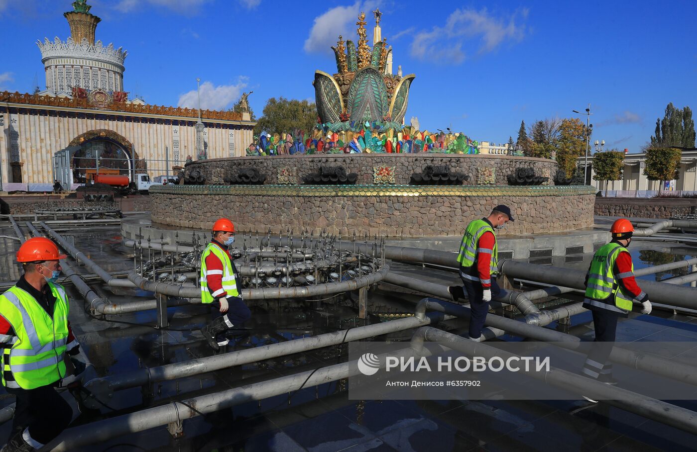 Подготовка к зиме фонтана "Каменный цветок" на ВДНХ