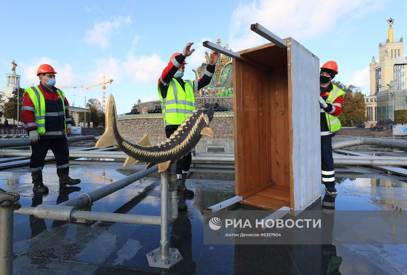 Подготовка к зиме фонтана "Каменный цветок" на ВДНХ