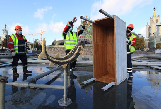 Подготовка к зиме фонтана "Каменный цветок" на ВДНХ