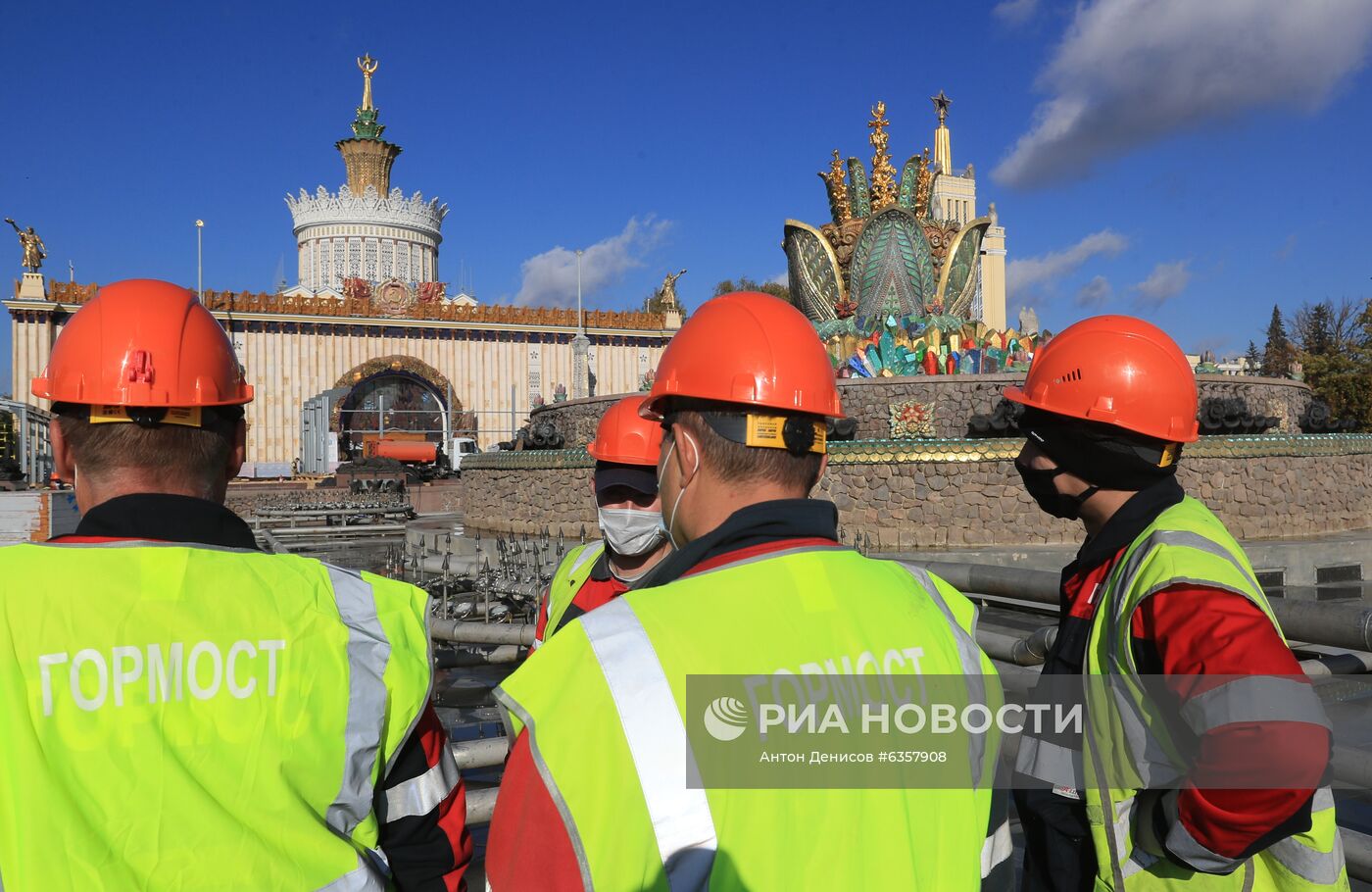 Подготовка к зиме фонтана "Каменный цветок" на ВДНХ