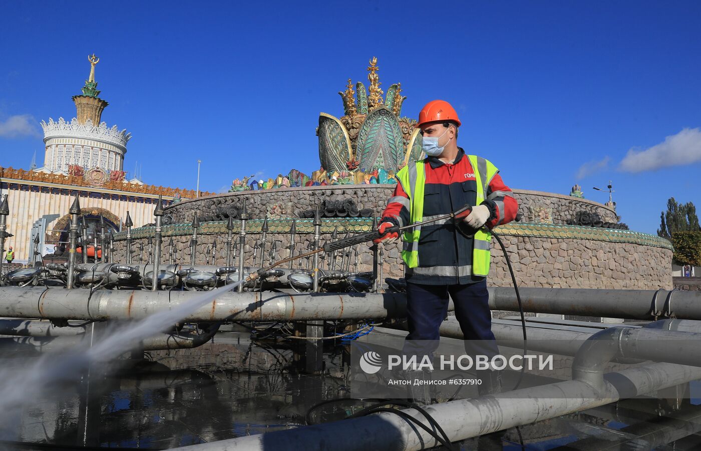 Подготовка к зиме фонтана "Каменный цветок" на ВДНХ