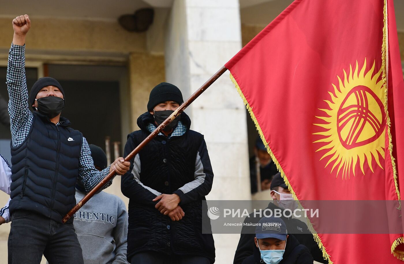 Президент Киргизии С. Жээнбеков объявил об уходе в отставку