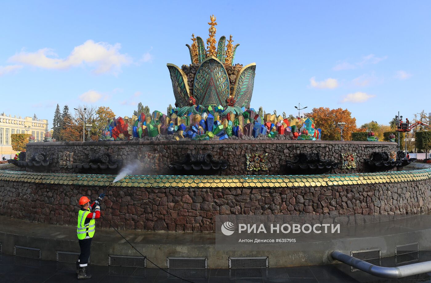 Подготовка к зиме фонтана "Каменный цветок" на ВДНХ