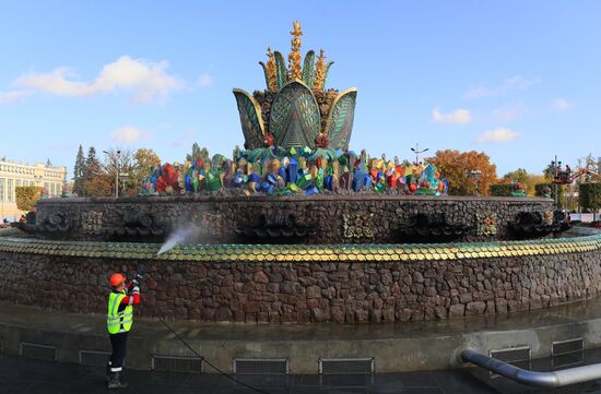 Подготовка к зиме фонтана "Каменный цветок" на ВДНХ