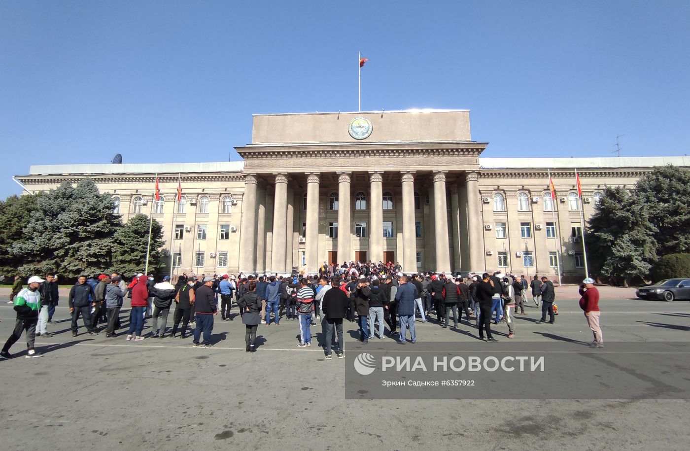 Президент Киргизии С. Жээнбеков объявил об уходе в отставку