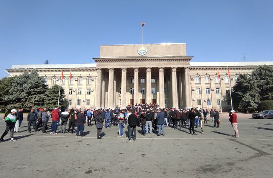 Президент Киргизии С. Жээнбеков объявил об уходе в отставку