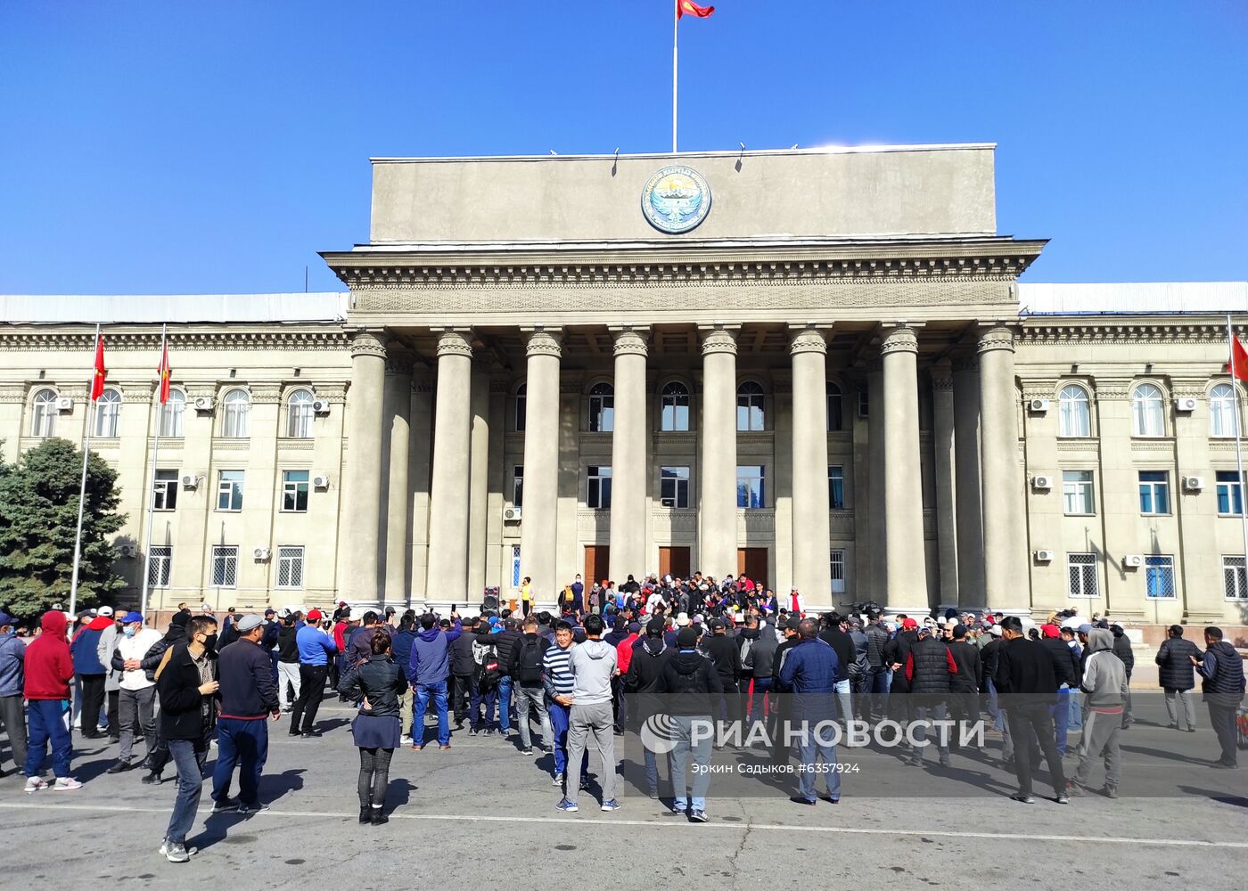 Президент Киргизии С. Жээнбеков объявил об уходе в отставку